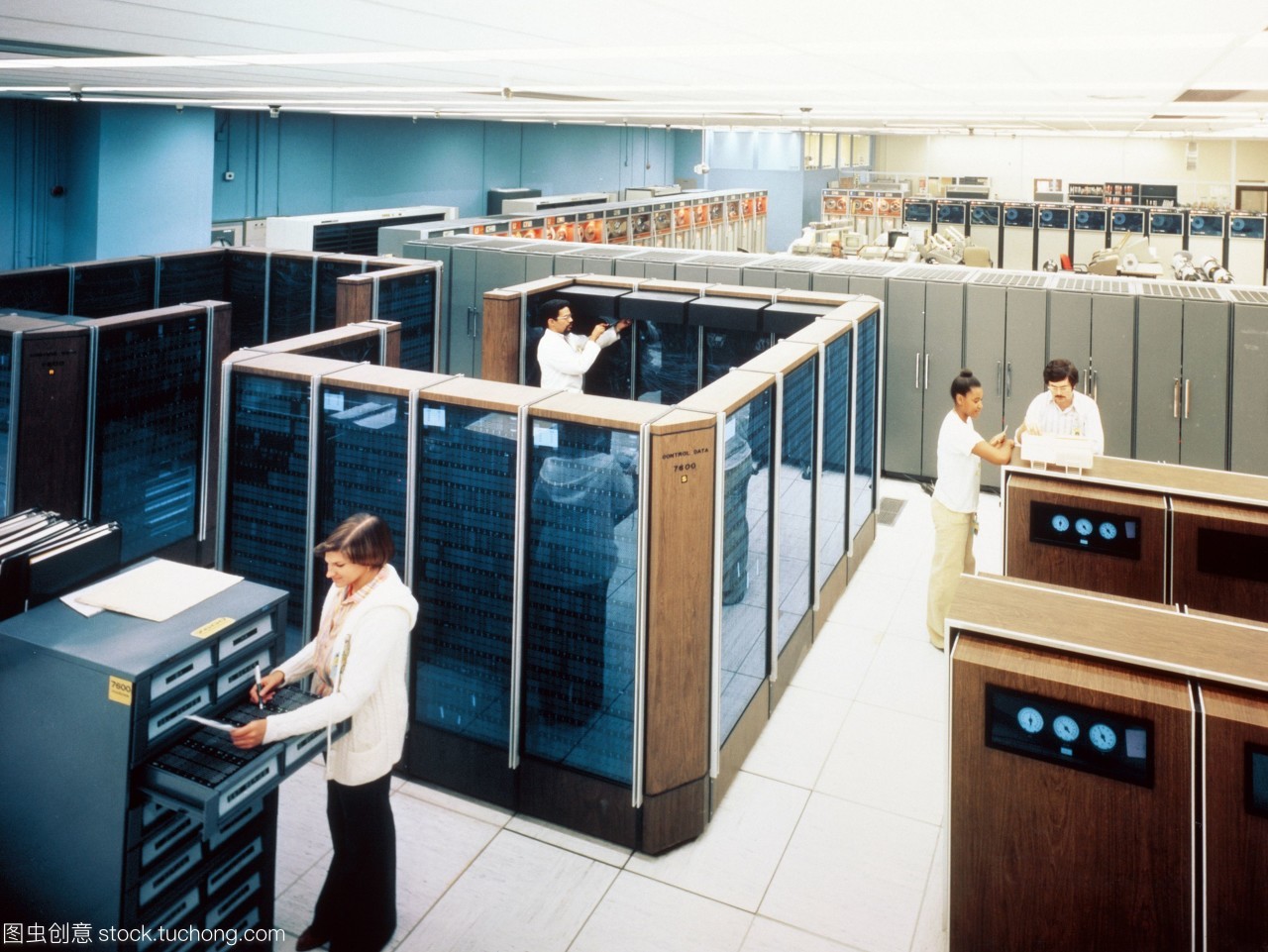 位于勞倫斯利弗莫爾國家實(shí)驗(yàn)室llnl的cdc7600大型機(jī)之一。前景中的玻璃葉櫥柜擁有計(jì)算機(jī)的處理器。背景中的櫥柜是用于記錄或檢索信息,加載或保存程序的數(shù)據(jù)磁帶流。llnl有三部這樣的計(jì)算機(jī),但它們的代碼正逐漸被轉(zhuǎn)移到更強(qiáng)大的cray-1超級計(jì)算機(jī)上。在llnl的cdc和cray計(jì)算機(jī)構(gòu)成了世界上最大的研究計(jì)算機(jī)中心之一的心臟。